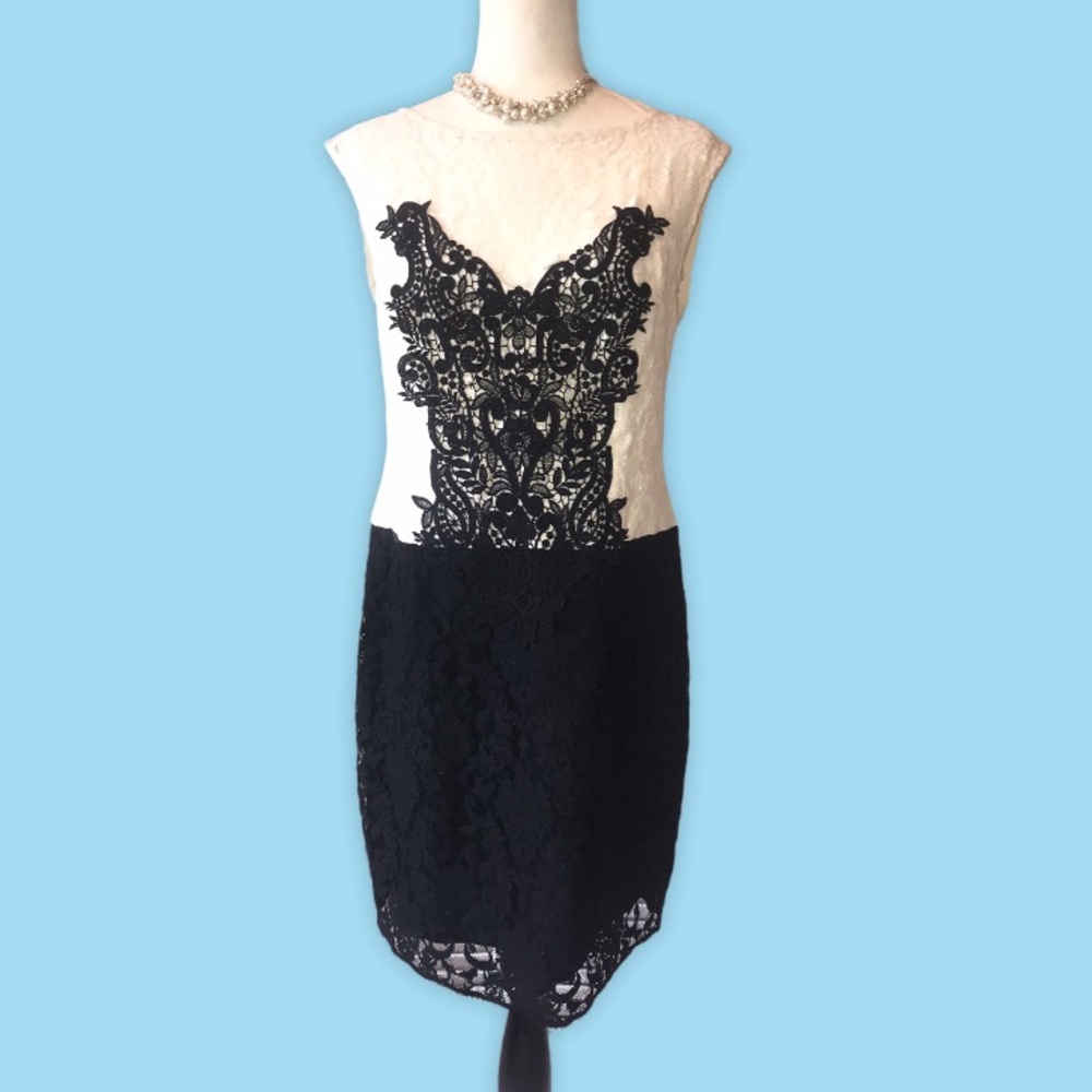NEW W/ TAGS- ORIGINALLY $498 DESIGNER LACE DRESS WITH FRONT APPLIQUÉ.